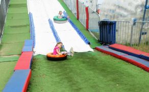 super zabawa -zjeżdżanie na kołach po torze 