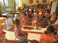 ćwiczenia z woreczkami i krzesełkami