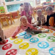 ilustracja do wpisu 
Twist and Turn ....- w czasie deszczu dzieci w przedszkolu się nie nudza