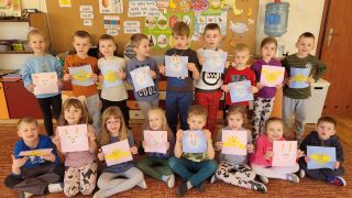 dzieci z grupy IV ze świątecznymi pracami