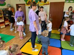 zabawy dzieci z okazji Dnia Nauczyciela