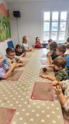 Dzieci próbują wykonać rzeźbę z gliny