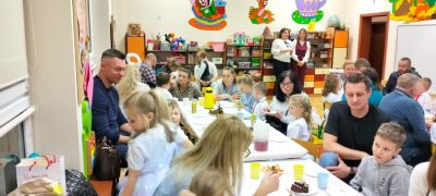 Z mamą ,tata i bratem jest super 