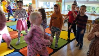 Zabawy przy muzyce ,Wesoła dżungla "