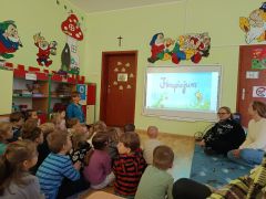 Dzieci oglądają bajkę na temat Hospicjum