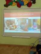 Dzieci oglądają prezentację na temat Hospicjum