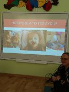 Dzieci oglądają prezentację na temat Hospicjum