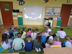 "Serduszko z listków" - oglądanie filmu edukacyjnego