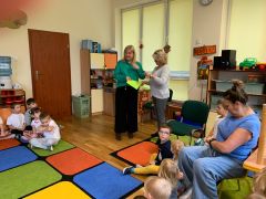 Pani Dyrektor wręcza dyplomy wszystkim pracownikom przedszkola z okazji Dnia Nauczyciela