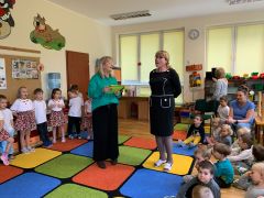 Pani Dyrektor wręcza dyplomy wszystkim pracownikom przedszkola z okazji Dnia Nauczyciela