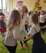 Zabawy z kolorowymi kropkami